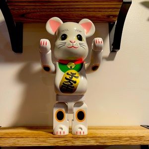 Bearbrick 400% Beckoning Cat Flocky White